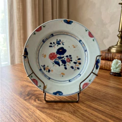Prato de porcelana vintage chinês do século XVIII com decoração floral em azul, vermelho e detalhes em amarelo, medindo 23 cm