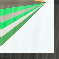 Serigrafia geométrica assinada de Hércules Barsotti com formas triangulares em tons de verde, cinza, preto e amarelo, enquadrada em moldura preta