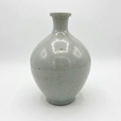 Vaso de porcelana branca antiga da Coreia do século XVIII, com formato arredondado e boca estreita