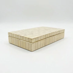 Caixa retangular vintage feita de osso e madeira com dimensões 5 x 15 x 25,8 cm, acabamento em padrão de blocos claros
