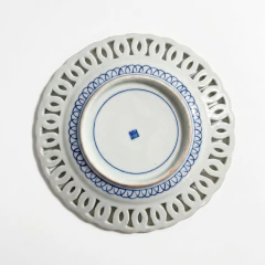 Prato de porcelana vintage do século XIX do Japão com borda vazada e pintura central de ave azul e galhos em vermelho e verde