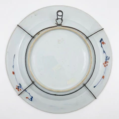 Prato de porcelana chinesa do século XVIII decorado com flores vermelhas e azuis e detalhes dourados