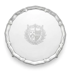 Salva Georgiana de prata inglesa do século XVIII com brasão central e borda trabalhada