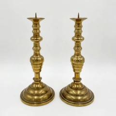 Par de tocheiros vintage em bronze com design clássico e acabamento polido, medindo 35,5 cm de altura