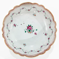 Prato de porcelana chinesa do século XVIII com decoração floral pintada à mão e borda ondulada