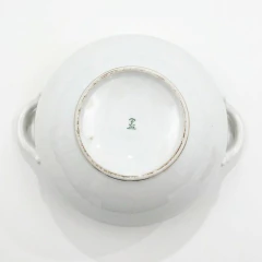 Sopeira vintage de porcelana branca com detalhes dourados e tampa, com alças laterais