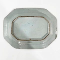 Sopeira vintage de porcelana chinesa do século XVIII com preséntoir, decorada com pintura azul e branca de paisagem tradicional e tampa com alça em forma de pássaro