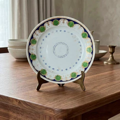 Prato de porcelana vintage China 1800 com diâmetro de 20 cm, decoração em azul, verde e detalhes dourados