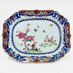 Travessa em porcelana chinesa do século XVIII decorada com flores, pássaros e detalhes em azul, vermelho e dourado