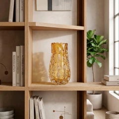 Vaso vintage em vidro artístico âmbar com textura ondulada e acabamento translúcido