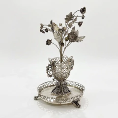 Paliteiro vintage português do século XIX em prata com decoração floral detalhada e base circular