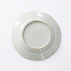 Prato de porcelana do século XVIII da China com decoração floral pintada à mão, borda dourada e diâmetro de 23,5 cm