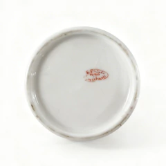 Pote de farmácia vintage em porcelana branca com tampa cônica e decoração floral colorida