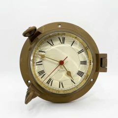 Relógio náutico vintage em bronze com mostrador branco e números romanos