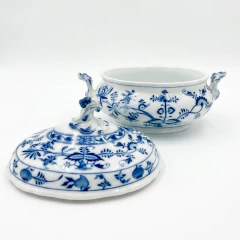 Sopeira de porcelana branca com detalhes em azul, estilo Meissen do século XIX, com tampa e alças decorativas