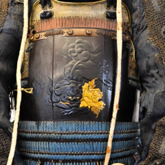 Armadura tradicional de samurai japonês do século 19, exibida em pedestal