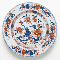 Prato de porcelana chinesa do século XVIII decorado com flores vermelhas e azuis e detalhes dourados