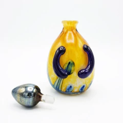 Licoreira vintage de vidro Murano amarelo com detalhes azuis e tampa metálica