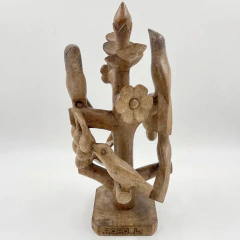 Escultura em madeira de arte popular representando uma árvore com três pássaros e flores, assinada por Adão de Lourdes