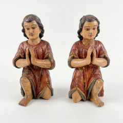 Par de esculturas em madeira representando anjos em posição de oração, vestindo túnicas vermelhas com detalhes dourados, Arte Sacra do Brasil do século XVIII