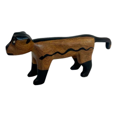 Escultura indígena em madeira representando macaco do povo Mehinaku com detalhes em preto