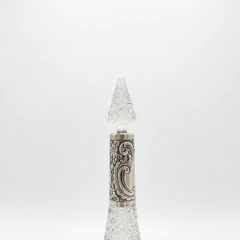 Licoreira vintage Europa feita em cristal lapidado com detalhe em prata e tampa decorativa