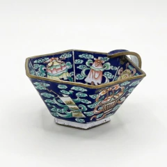 Xícara vintage chinesa do século XIX em esmaltação cloisonné com decoração floral em tons de azul, verde, rosa e dourado