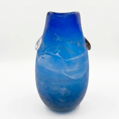 Par de vasos em vidro artístico azul com acabamento fosco, formatos ovalados e detalhes laterais