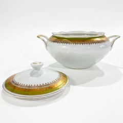 Sopeira vintage de porcelana branca com detalhes dourados e tampa, com alças laterais
