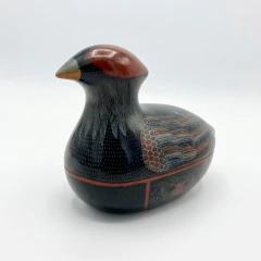 Par de caixas vintage em forma de patos com acabamento em laca preta e vermelha