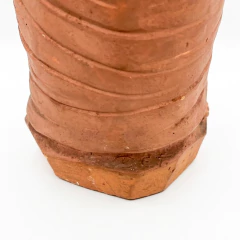 Escultura em terracota de arte popular representando figura humana com pássaros sobre os ombros e mãos, em pé