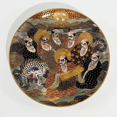 Porcelana japonesa Satsuma do século XIX com ilustrações detalhadas e alça decorada em forma de animal
