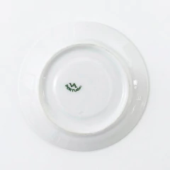 Conjunto vintage Vista Alegre de porcelana com xícara de chá branca, faixa vermelha e detalhes dourados, acompanhada por pires combinando