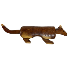 Banco indígena esculpido em madeira representando um tatu, arte tradicional do povo Mehinaku