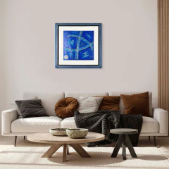 Serigrafia assinada de Kazuo Wakabayashi de 1996, com formas geométricas azuis em um quadro com moldura azul