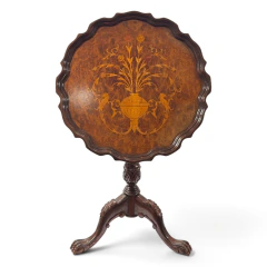 Mesa tilt-top inglesa de 1900 em marchetaria com tampo decorado e base de três pés entalhados