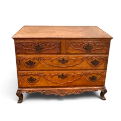 Cômoda antiga em jacarandá com quatro gavetas entalhadas, estilo Portugal 1800