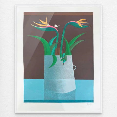 Serigrafia assinada de Inos Corradin mostrando vaso com flores estilizadas e folhas verdes em fundo marrom e azul