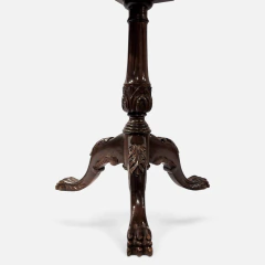 Mesa tilt-top inglesa de 1900 em marchetaria com tampo decorado e base de três pés entalhados