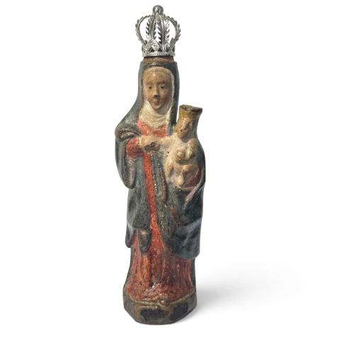 Estatueta antiga em terracota representando Nossa Senhora da Apresentação com coroa, vestida com manto preto e vermelho, segurando o menino Jesus com coroa