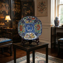 Travessa de porcelana japonesa vintage com desenhos coloridos de dragão, flores e elementos tradicionais em fundo azul