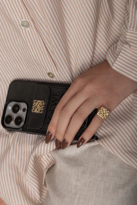 Anel Dedinho Quadrado Trama