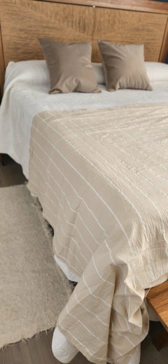 PIE DE CAMA ARENA RAYADO - Ay Que Amor