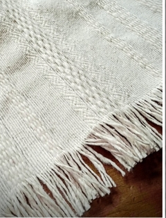Manta/Alfombra Mercedes Sosa Crudo Lisa - GLAMOROSA - tienda online
