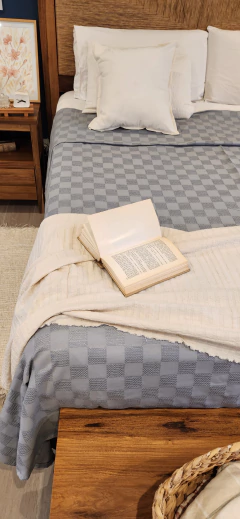 Manta/Cubre Cama Gambito de dama - GRIS - Ay Que Amor