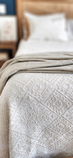 Cubrecama JACQUARD Marroquí Joaquín Furriel QUEEN + 2 fundas de 50x70 de REGALO - Ay Que Amor