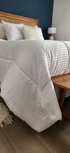 ACOLCHADO KING LINEA HOTEL - REVERSIBLE TOTAL OFF WHITE MOD. RAYAS en internet