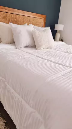 ACOLCHADO KING LINEA HOTEL - REVERSIBLE TOTAL OFF WHITE MOD. RAYAS - Ay Que Amor