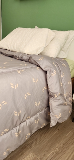 ACOLCHADO KING LINEA HOTEL - MOD. GRIS ELEFANTE/ PLUMAS MANTECA