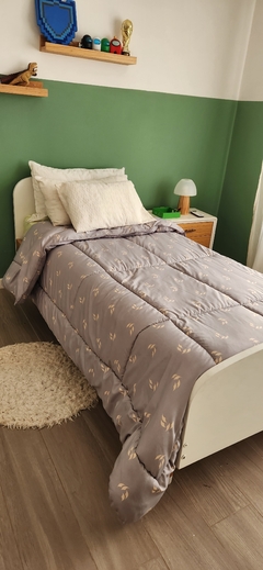 ACOLCHAD TWIN EXCLUSIVOS MOD. GRIS ELEFANTE CON PLUMAS MANTECA - tienda online